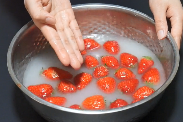 如何洗草莓小视频